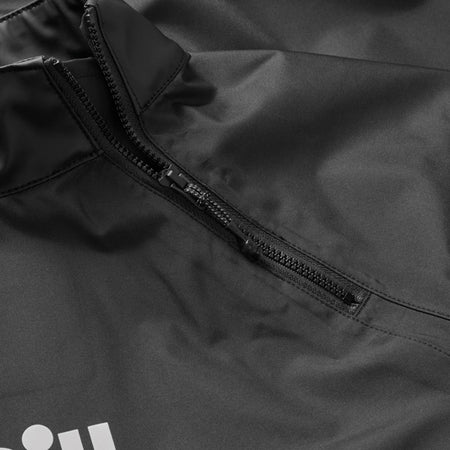 Gill V102S Verso Lite smock på en sejler i aktion på vandet