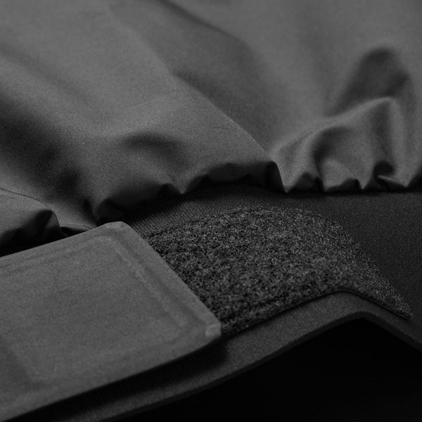 Gill sejlertøj i brug under sejlads, fremhæver funktionaliteten og pasformen.