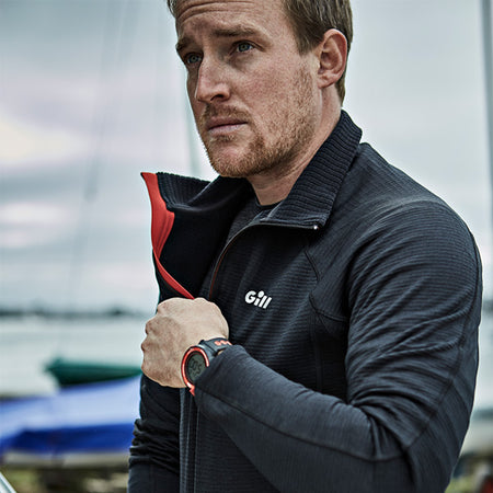 Bagfra billede af Gill 1081 fleece i brug på en båd.