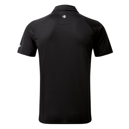Gill UV008 herre polo iført en mand, der sejler på en båd