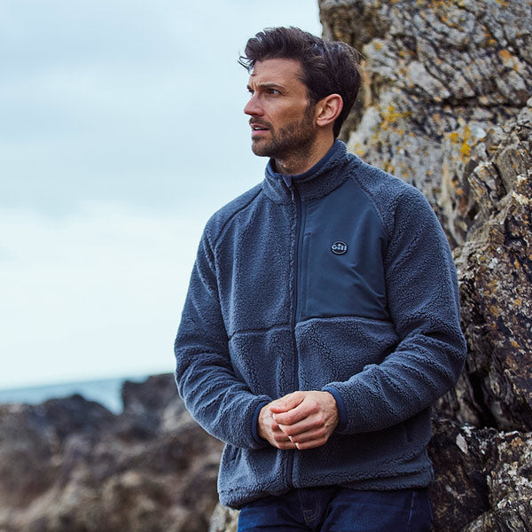 Gill fleece jakke i navy, vist fra siden