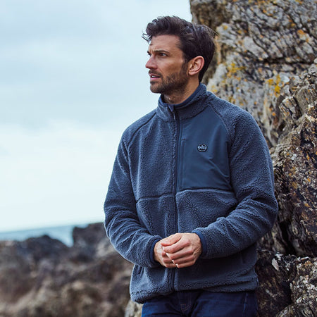 Gill fleece jakke i navy, vist fra siden