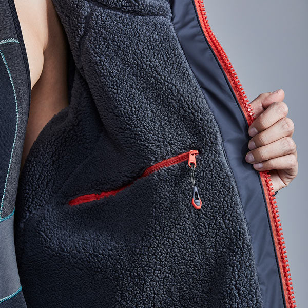 Grå Gill Aqua Parka jakke på båd i blæsende vejr