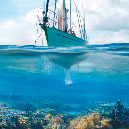 Rød 0,75L flaske med International B-Free Explore bundmaling, set forfra.